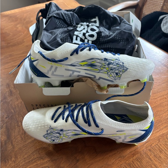 PUMA Ultra Ultimate CP FG/AG White and Blue Soccer Cleats - Picture 6 of 10